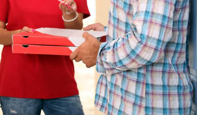 Repartidor entrega domicilio