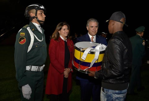 El Jefe de Estado, Iván Duque, en compañía de su esposa, María Juliana Ruiz, en la Escuela Militar de Cadetes José María Córdova, en Bogotá, entregando instrumentos a los jóvenes de la banda de Magüi Payán