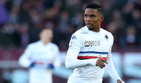 Samuel Eto'o, portando la camisa de la Sampdoria