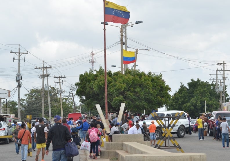 Centenares de venezolanos atraviesan la frontera para buscar una mejor vida en Colombia