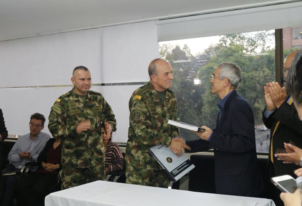 El general Alberto Mejía, comandante de las Fuerzas Militares, junto con el padre Francisco de Roux, presidente de la Comisión de la Verdad, en Bogotá