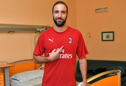 Gonzalo Higuaín en el reconocimiento médico con el Milan