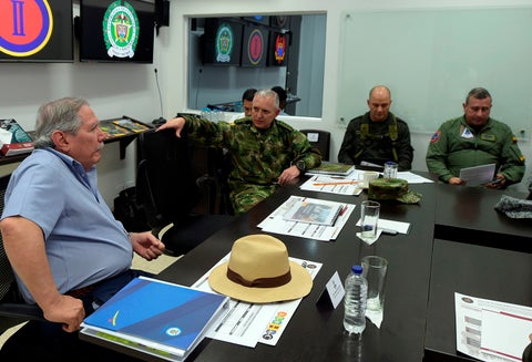 Guillermo Botero, ministro de Defensa, con el mando militar en Bogotá