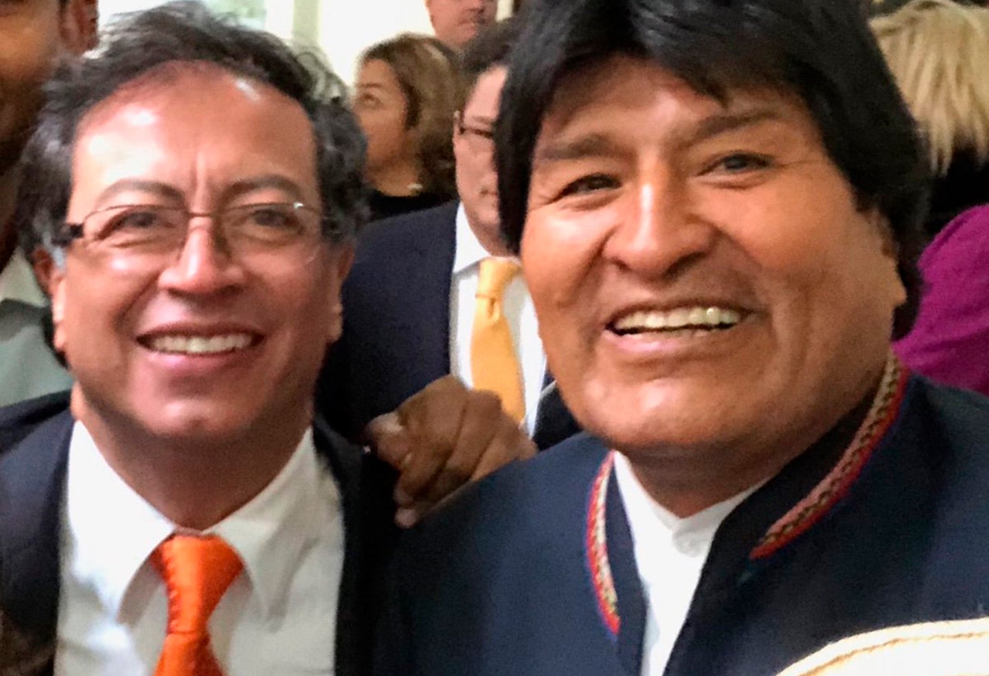 Gustavo Petro, senador, junto a Evo Morales, presidente de Bolivia, en el acto de posesión, en Bogotá, de Iván Duque como presidente de Colombia