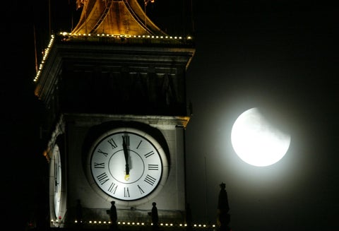 La propuesta es eliminar cambio de horario en Europa