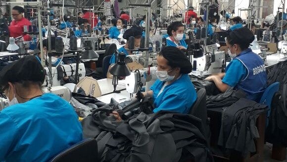 Mujeres trabajando en la industria textil