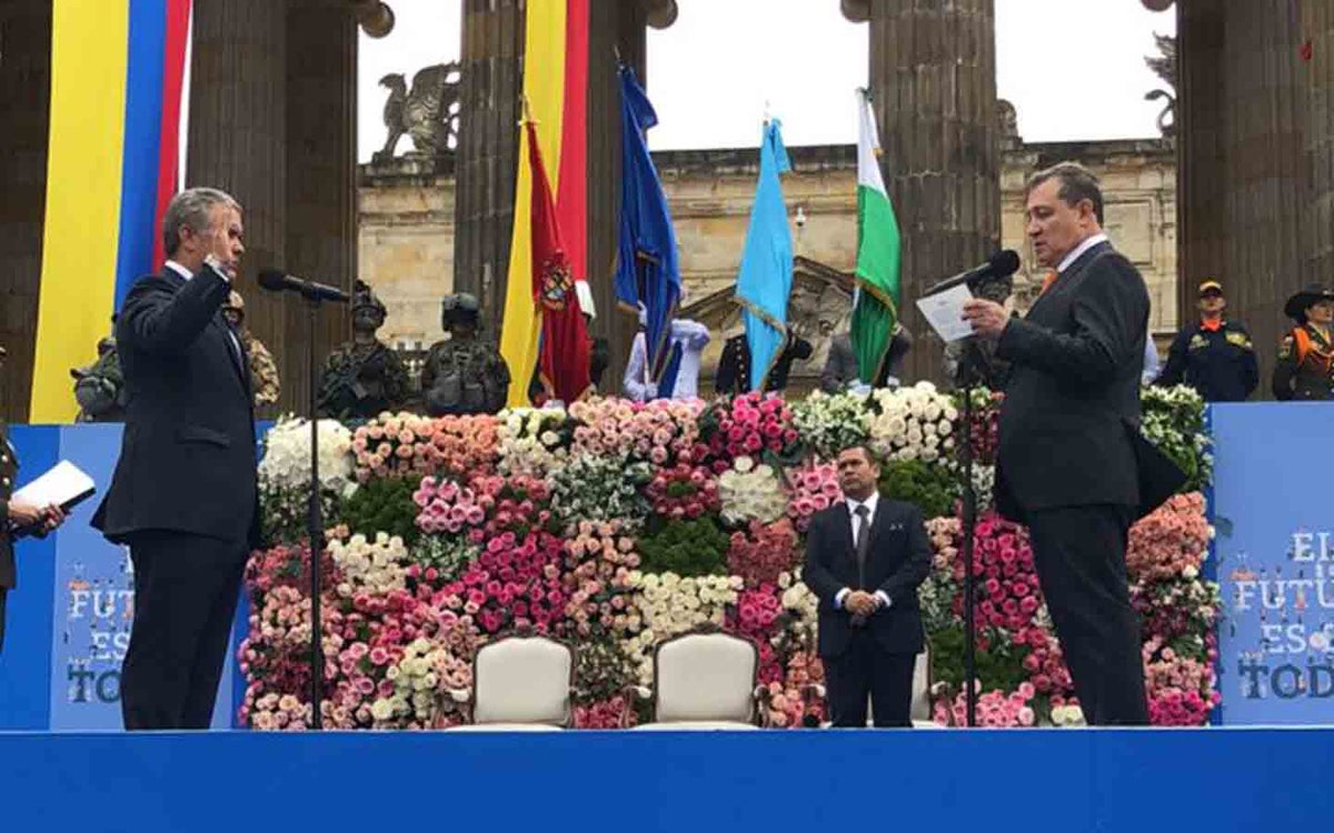 Iván Duque tomó su juramento ante el presidente del Senado, Ernesto Macías