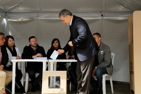El presidente Iván Duque votando la consulta anticorrupción