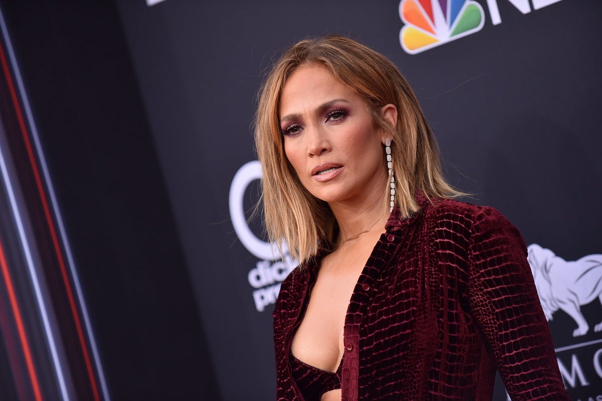 Jennifer Lopez, de nuevo exponiendo una gran parte de su cuerpo.
