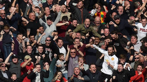 Juan Mata celebra un gol para el United con los aficionados como protagonistas