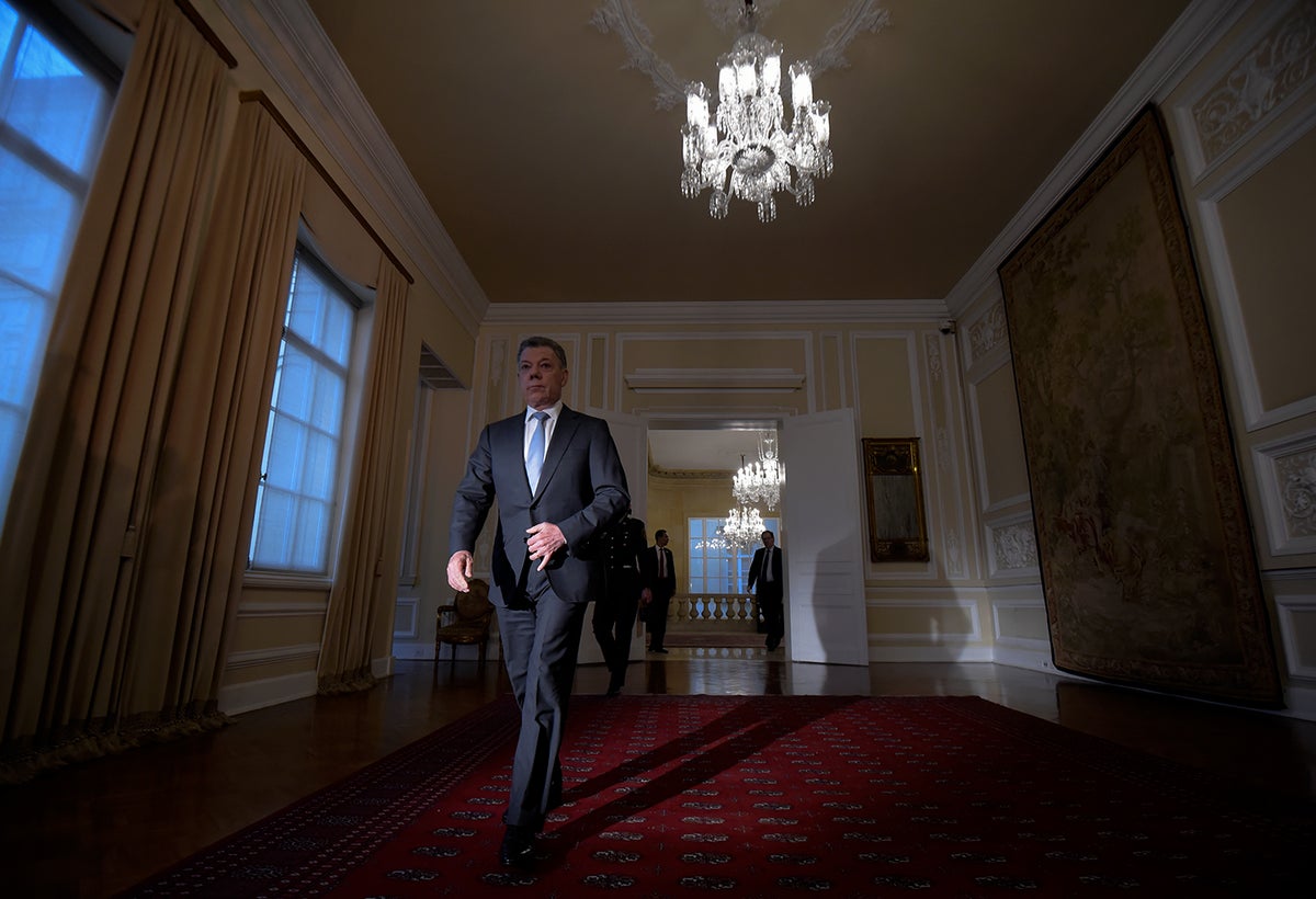El expresidente Juan Manuel Santos saliendo de la Casa de Nariño