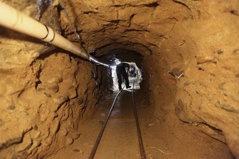 Estos pasadizos también han sido utilizados para el tráfico de migrantes indocumentados.