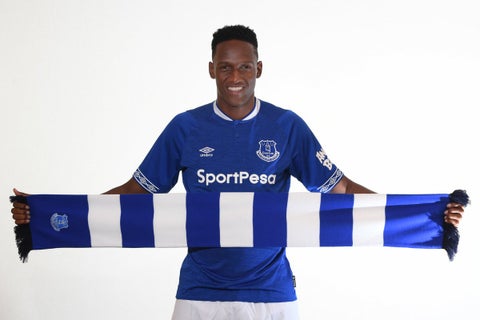 Yerry Mina posando con la camiseta de Everton, su nuevo equipo