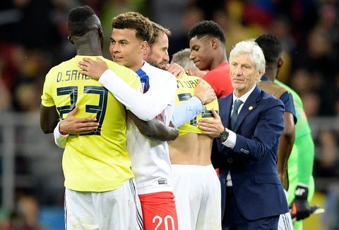 Pékerman acercándose al plantel de Inglaterra tras el juego ante Colombia en Rusia 2018