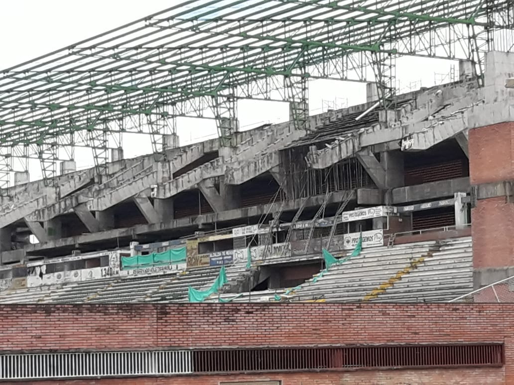 Tribuna occidental del Estadio Guillermo Plazas Alcid de Neiva dos años después de la caída de parte de su estructura