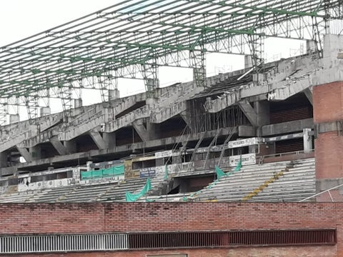 Tribuna occidental del Estadio Guillermo Plazas Alcid de Neiva dos años después de la caída de parte de su estructura