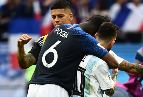 Pogba abrazando a Messi en el Francia vs Argentina en Rusia 2018