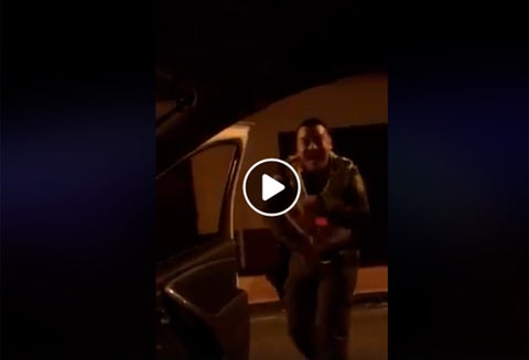 Un integrante de la Policía Nacional bailando In My Feelings Challenge