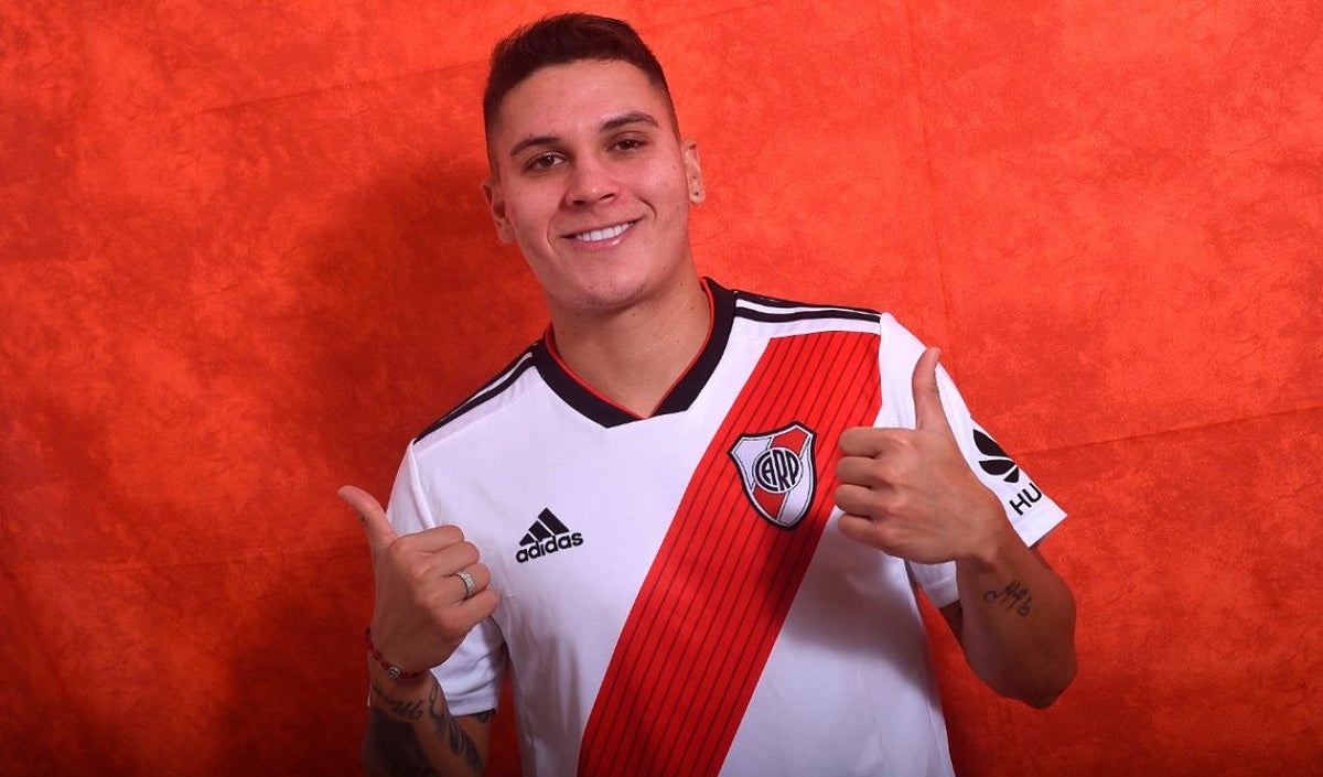 Juan Fernando Quintero posa con la nueva indumentaria de River Plate