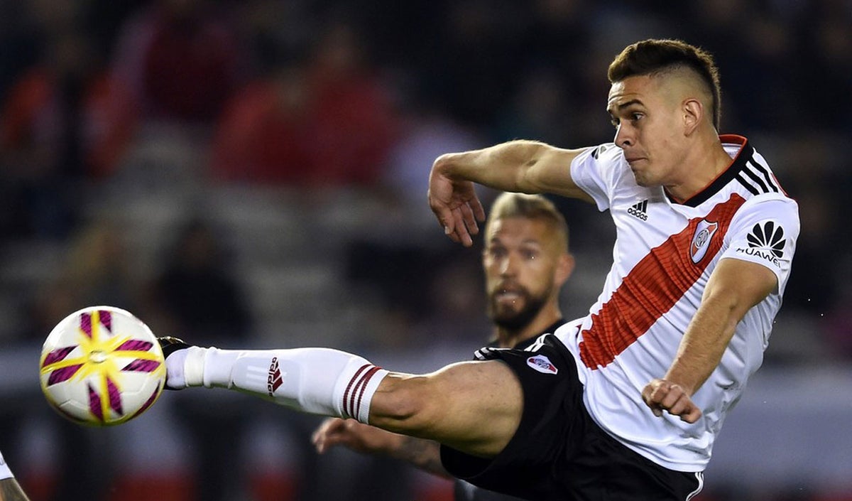 Rafael Santos Borré ataca el balón en una jugada durante el partido ante Racing por la Copa Libertadores