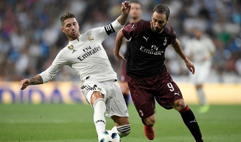 Sergio Ramos y Gonzalo Higuaín disputan una pelota en el Trofeo Santiago Bernabéu
