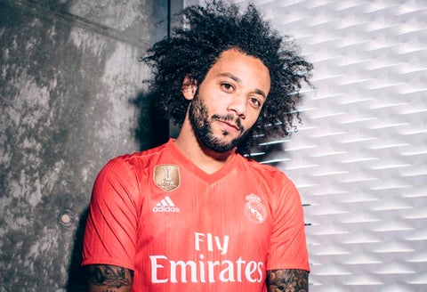 Marcelo con la camiseta roja del Real Madrid 2018-2019