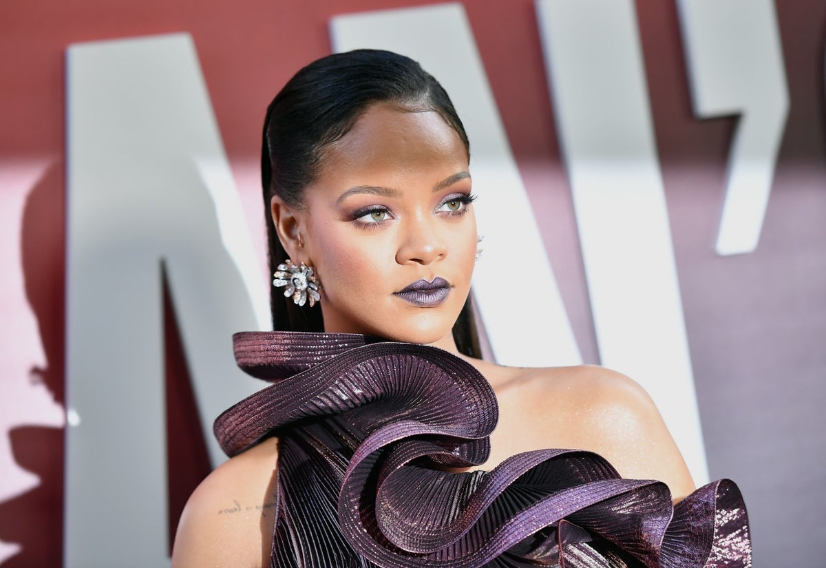 Rihanna mostró sus marcadas curvas.