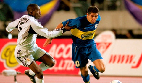 Juan Román Riquelme ante el Real Madrid en la final de la Intercontinental entre Boca y el equipo 'merengue' en el año 2000