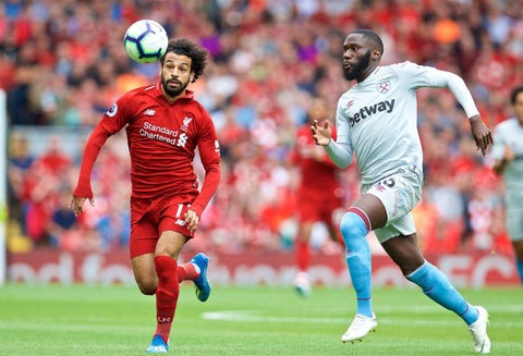 Mohamed Salah disputando un balón