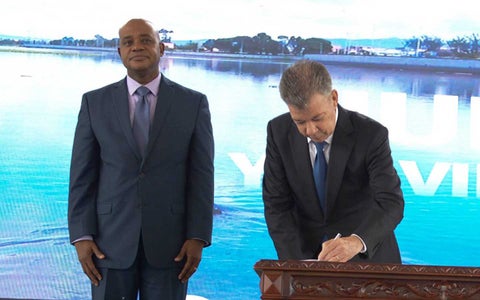 En la firma del decreto estuvo presente el ministro de Ambiente Luis Gilberto Murillo