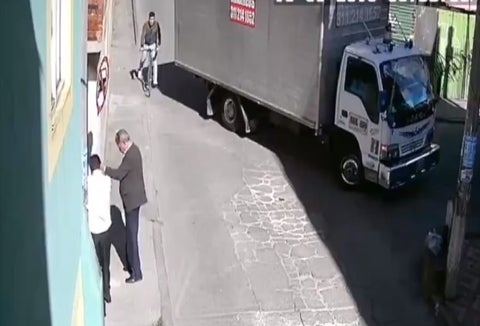 Habitantes desprenden señal de tránsito