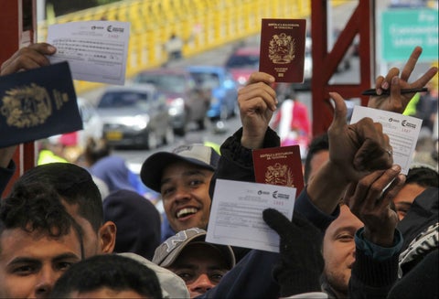 Venezolanos presentando su pasaporte