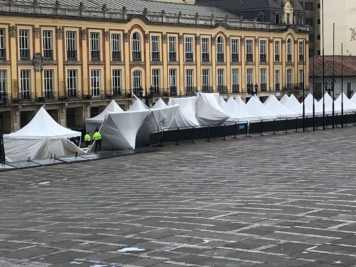 Durante la consulta anticorrupción algunas carpas de la Plaza de Bolívar se fueron al suelo debido a los vientos