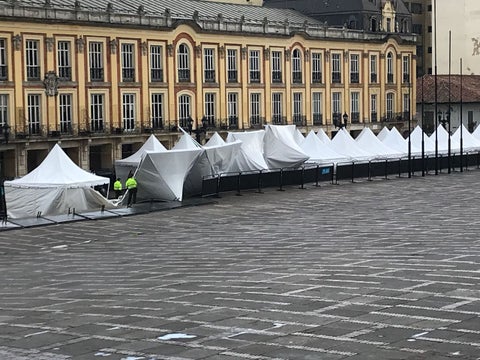 Durante la consulta anticorrupción algunas carpas de la Plaza de Bolívar se fueron al suelo debido a los vientos