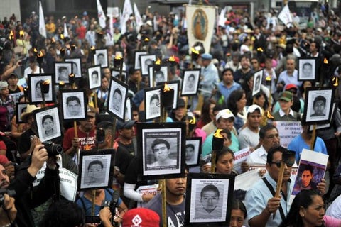 Padres de los 43 desaparecidos de Ayotzinapa.