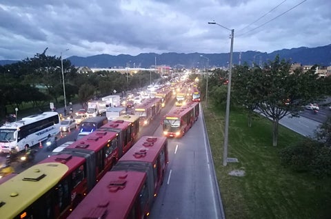 Trancón de Transmilenio en la troncal de las Américas
