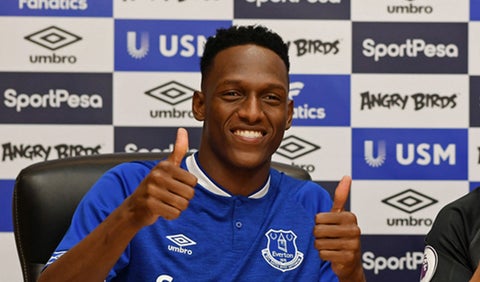 Yerry Mina posando por primera vez con la camiseta del Everton