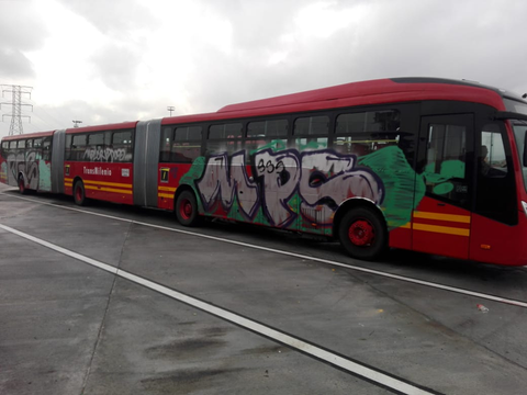 Bus de Transmilenio con grafitis