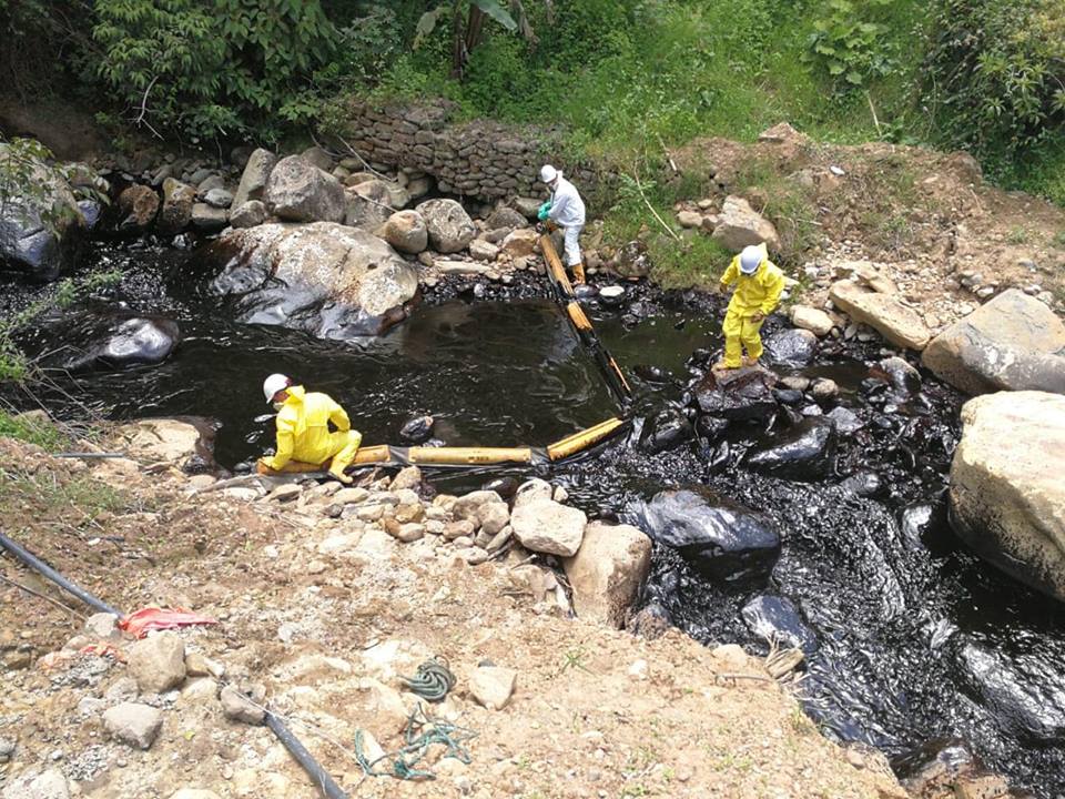 Operarios de Ecopetrol atienden derrame de crudo en zona rural del municipio de Toledo, Norte de Santander