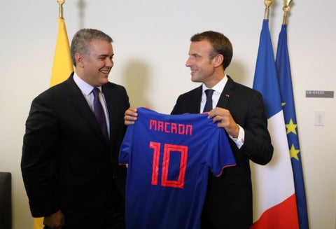 Duque entrega camiseta de la Selección Colombia al presidente Macron