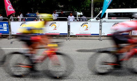 El pelotón principal en los metros finales del Clásico RCN 2018