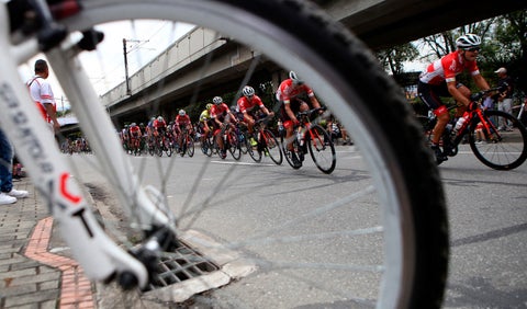 Los corredores del Clásico RCN 2018 por las calles de Medellín