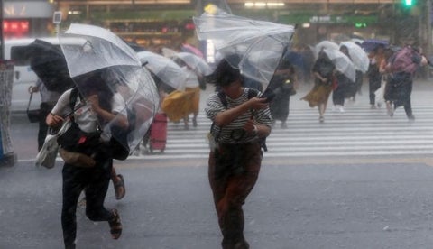 Varias empresas de las zonas que se verán afectadas por el tifón pidieron a sus empleados.