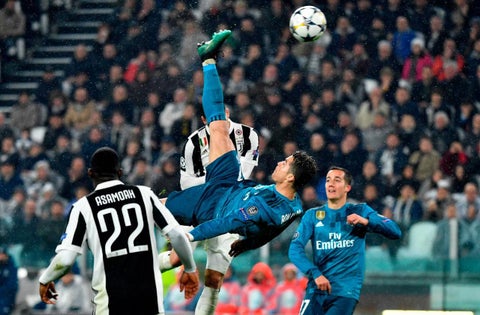 Cristiano Ronaldo anotando gol de chilena en Champions League
