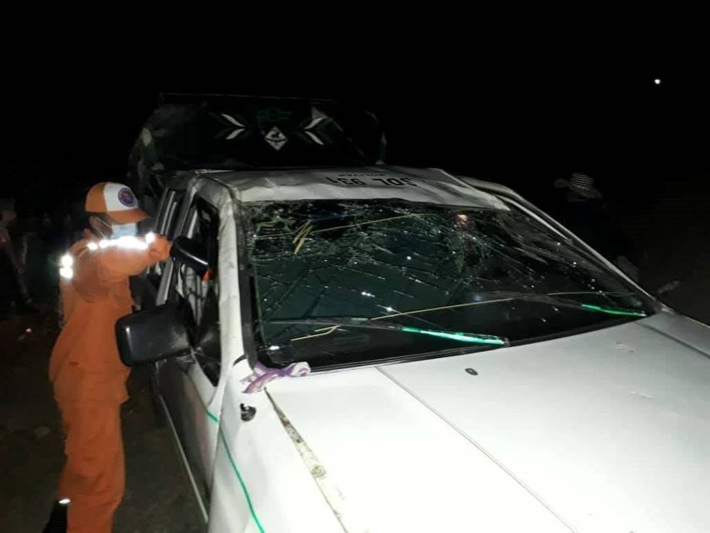 camioneta que transportaba estudiantes