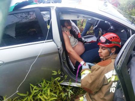 Mujer en estado de embarazo sufre rueda a un abismo en la vía a Cristo Rey
