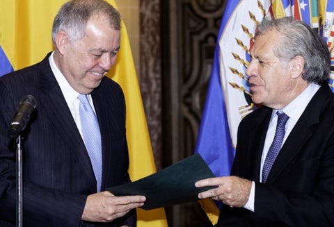 Alejandro Ordóñez, embajador de Colombia ante la OEA, y Luis Almagro, secretario general del organismo, en Washington (Estados Unidos)