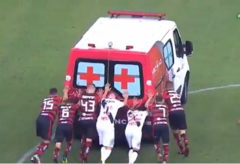 jugadores empujando ambulancia