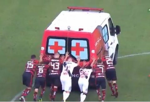 jugadores empujando ambulancia