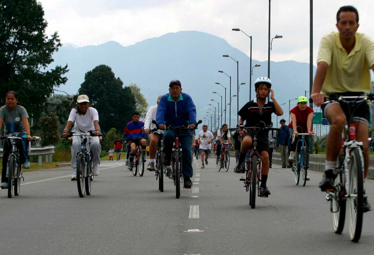 Ciudadanos en Bogotá disfrutando de la ciclovía
